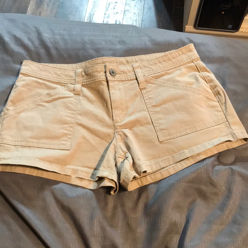 Khaki shorts brand Arizona